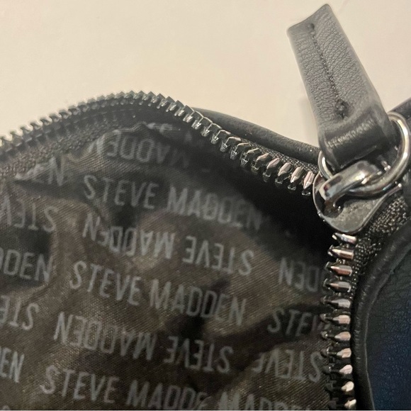 Steve Madden - NWOT -wristlet 5”x 7”- faux pebble leather - pewter accent pull - Picture 2 of 6